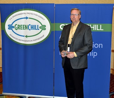 Jon Scanlan from Hy-Vee accepts an award from GreenChill for Goal Achievement 