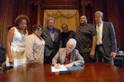 Administrator Gina McCarthy signing the memo to issue the policy during a meeting of the EPA National Tribal Operations Committee, held at EPA Headquarters.