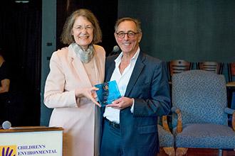 Dr. Leslie Rubin accepts his award.