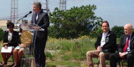 EPA Regional Administrator Shawn Garvin announces project agreement.